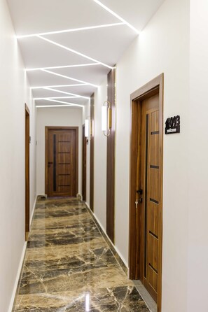 المنشأة من الداخل