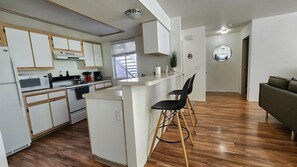 冷蔵庫、電子レンジ、オーブン、コンロ