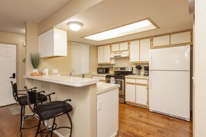 Kühlschrank, Mikrowelle, Ofen, Herdplatte