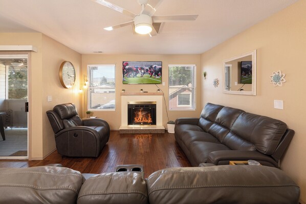 Smart TV, fireplace - Tucked Away Oasis! (Boise)