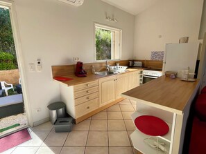 Fridge, microwave, oven, stovetop - Apartment n°3 near the beach - sea view + terrace (Le Lavandou)