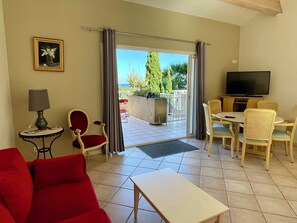 Smart TV, DVD player - Apartment n°3 near the beach - sea view + terrace (Le Lavandou)