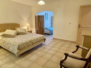 2 bedrooms, desk, iron/ironing board, travel cot - Apartment n°3 near the beach - sea view + terrace (Le Lavandou)