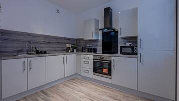 Een koelkast, een magnetron, een oven, een kookplaat