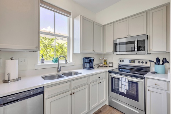 Kylskåp, mikrovågsugn, ugn och spishäll