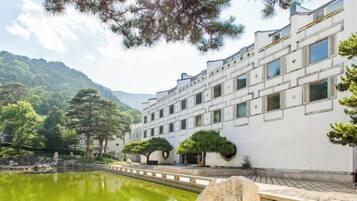 المنشأة من الخارج