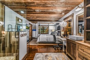 2 bedrooms, desk, WiFi, bed sheets
