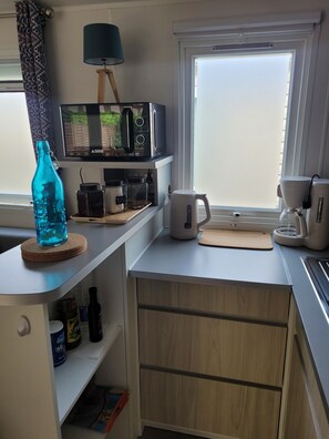 Fridge, microwave, oven, stovetop - Mobil Home 6 Personnes île D'oléron : Notre Oléronaise (Saint-Denis-d'Oléron)