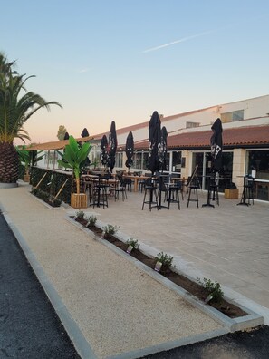 Outdoor dining - Mobil Home 6 Personnes île D'oléron : Notre Oléronaise (Saint-Denis-d'Oléron)