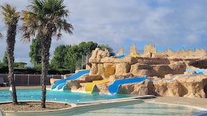 A water park with multiple slides and a pool area. - Mobil Home 6 Personnes île D'oléron : Notre Oléronaise (Saint-Denis-d'Oléron)