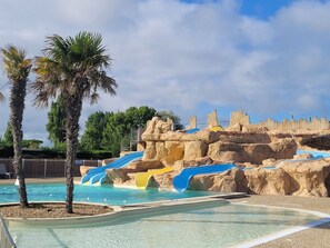 Ein Wasserpark mit mehreren Rutschen und einem Poolbereich.