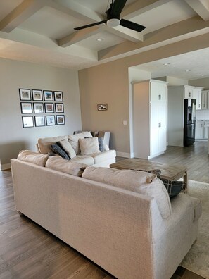 智�能电视、壁炉