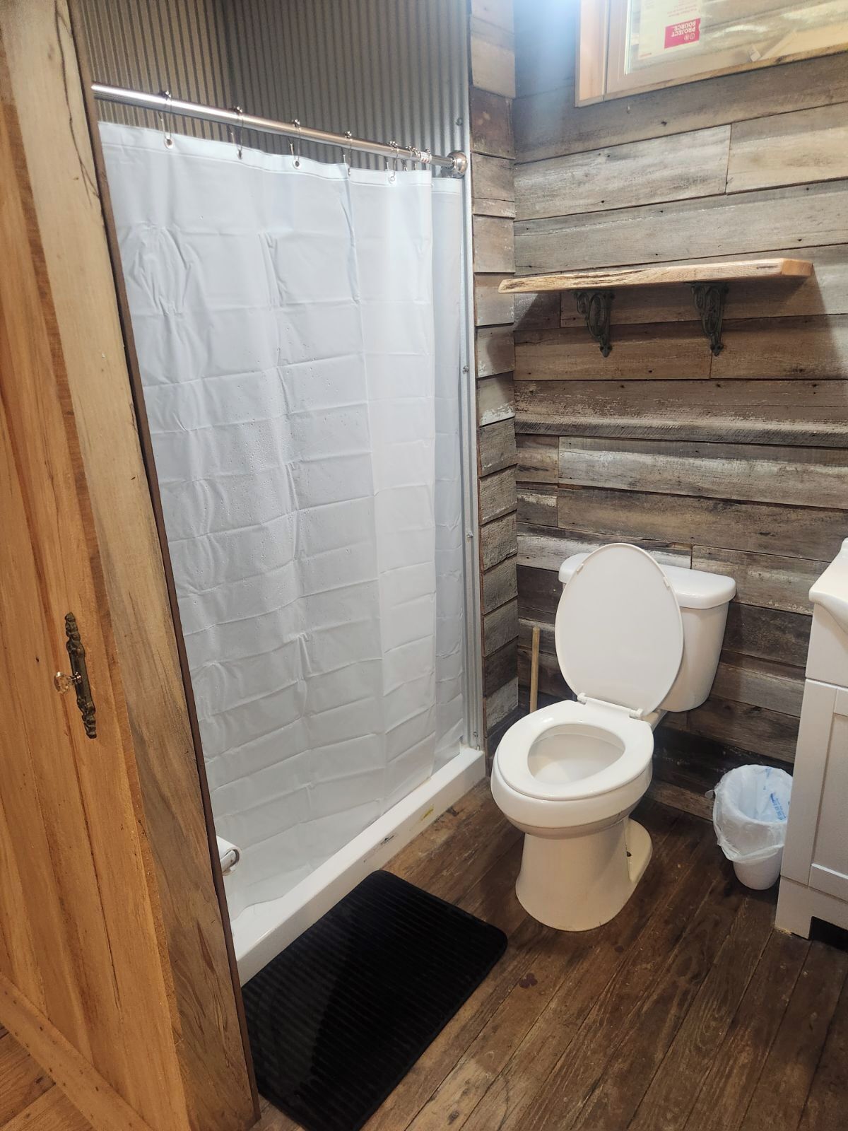 Secador de pelo, toallas, jabón y champú