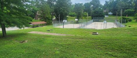 Un parc doté d’un terrain de basketball, de tables de pique-nique et d’un espace de repos abrité.