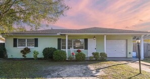 Exterior - Happy Home - Fenced yard - 5 Min to Beach - Pets - 2 BR, 1 BA (St. Petersburg)