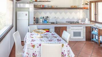 Fridge, oven, stovetop, coffee/tea maker