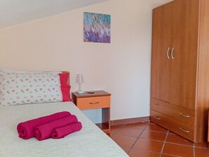 2 dormitorios, escritorio, tabla de planchar con plancha y wifi