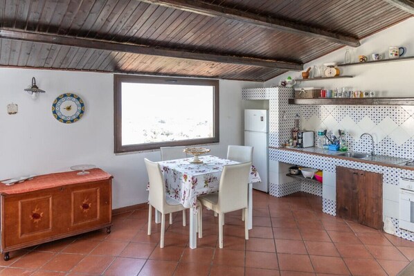 Frigorífico, horno, placa de cocina y cafetera o tetera