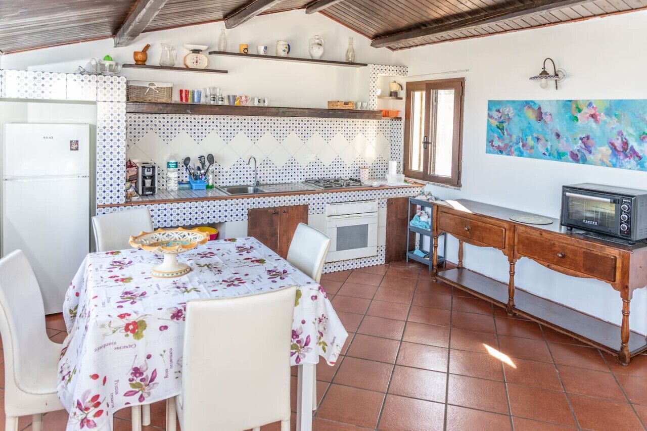 Frigorifero, forno, piano cottura, macchina per tè/caffè