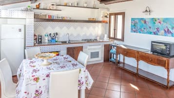 Frigorifero, forno, piano cottura, macchina per tè/caffè