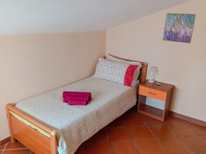 2 bedrooms, desk, iron/ironing board, WiFi