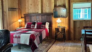 A cozy wooden room with a bed, a desk, and a window. - Tranquil cabin with WiFi in Brush Prairie (Brush Prairie)
