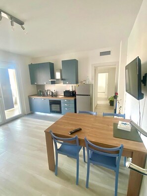 Mikrowelle, Ofen, Herdplatte, Geschirrspüler