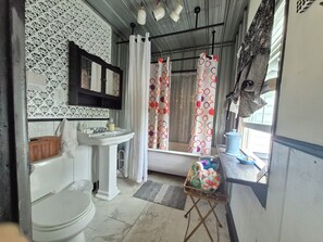 Een regendouche, handdoeken, zeep, shampoo