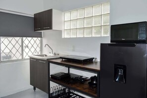 Réfrigérateur, micro-ondes, plaque de cuisson, lave-vaisselle