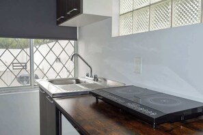 Kühlschrank, Mikrowelle, Herdplatte, Geschirrspüler