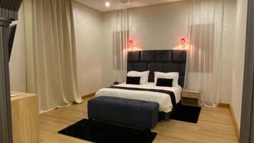 7 عدّة غرف نوم وواي فاي وملاءات أسرّة