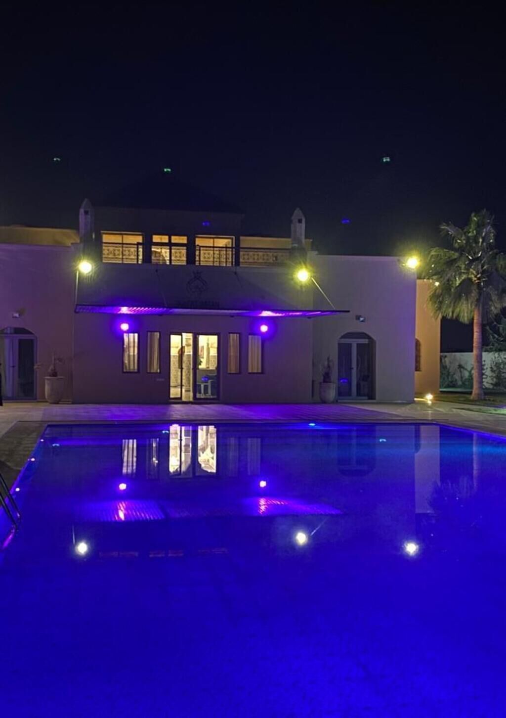 Un bâtiment moderne avec une piscine à l’avant.