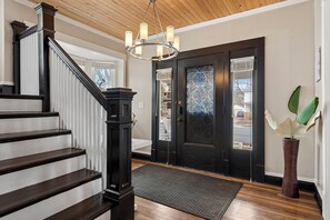 Interior - Luxury 6BR Retreat with Fire Pit Sleeps 12 (Springfield)