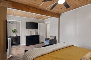 6 camere, una scrivania, ferro/asse da stiro, Wi-Fi gratuito