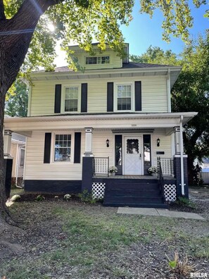 Exterior - Luxury 6BR Retreat with Fire Pit Sleeps 12 (Springfield)
