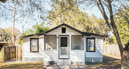 Charming 2-bedroom house with huge yard and firepit in Eagle Lake