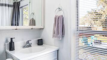 Secador de cabelo, toalhas de banho, sabonete, shampoo