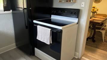 Jääkaappi, mikroaaltouuni, uuni, liesi