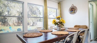 Charming 2-bedroom house with huge yard and firepit in Eagle Lake