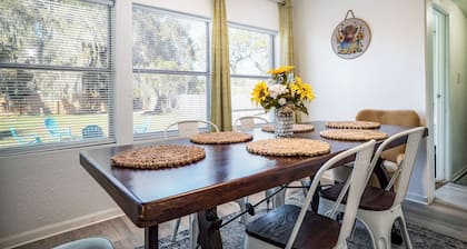 Charming 2-bedroom house with huge yard and firepit in Eagle Lake