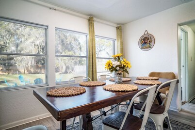 Charming 2-bedroom house with huge yard and firepit in Eagle Lake