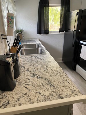 Réfrigérateur, micro-ondes, four, plaque de cuisson