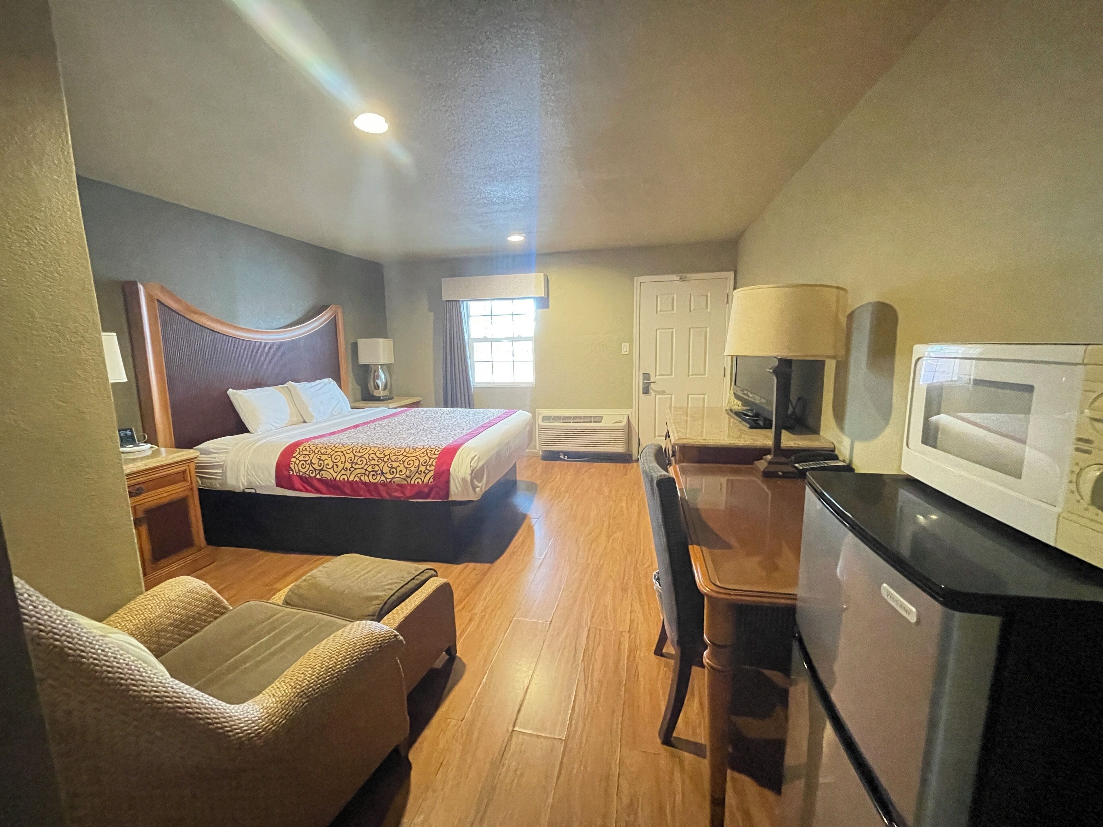 Deluxe Room, 1 King Bed, Non Smoking, Refrigerator & Microwave | Egyptian cotton sheets, premium bedding, down comforters