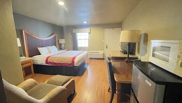 Quarto luxo, 1 cama King, para não fumantes, geladeira e micro-ondas | Roupas de cama de algodão egípcio, roupas de cama premium