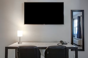 Deluxe Two Queen Suite with Kitchenette | Egyptian cotton sheets, premium bedding, down comforters - INN ON 66 (Flagstaff)