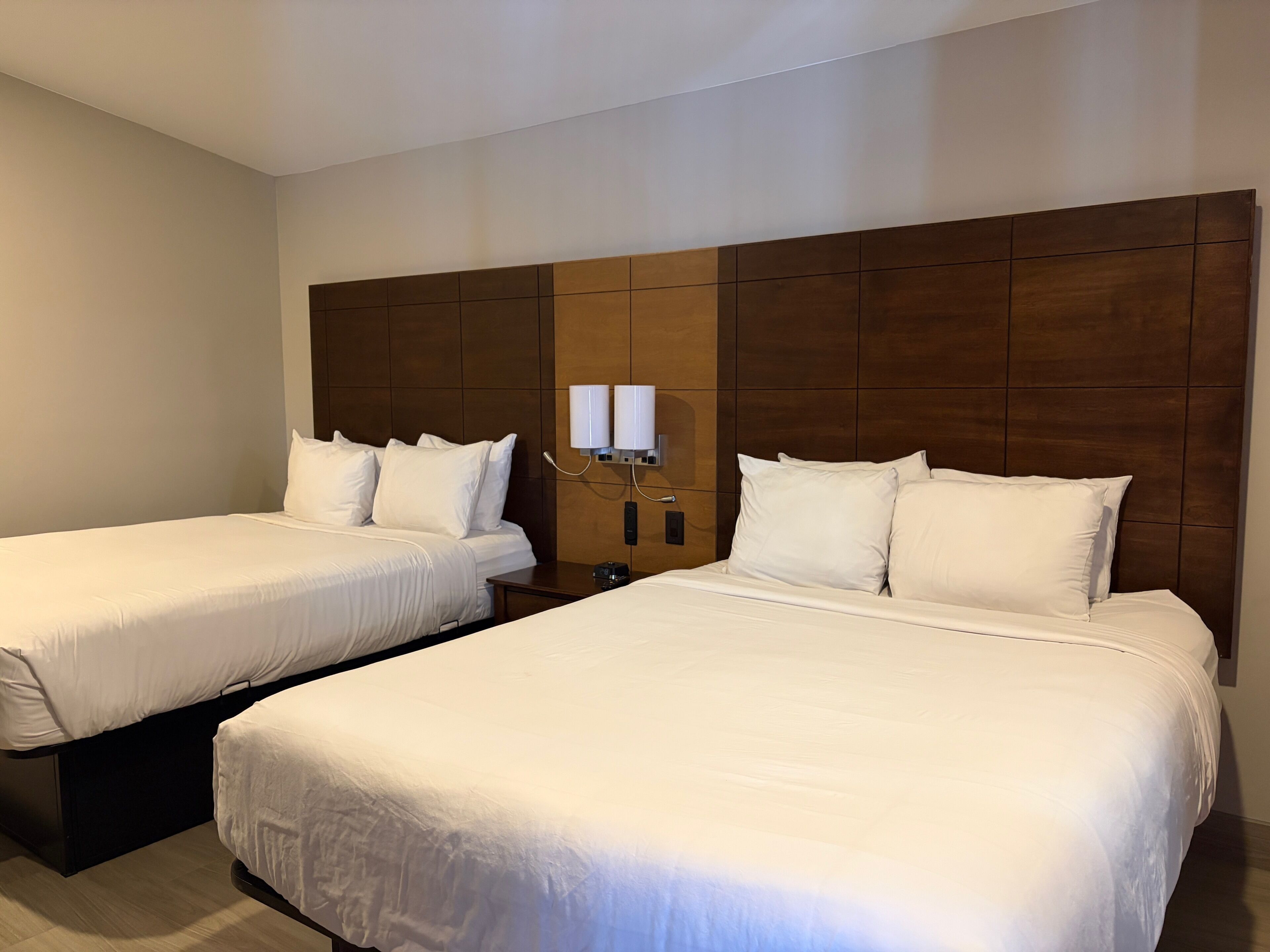 Camera Deluxe, 2 letti queen, non fumatori, frigorifero e microonde | Biancheria in cotone egiziano, biancheria da letto di alta qualità