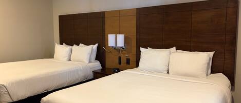 Habitación Deluxe, 2 camas Queen size, para no fumadores, refrigerador y microondas | Sábanas de algodón egipcio, ropa de cama de alta calidad y edredón