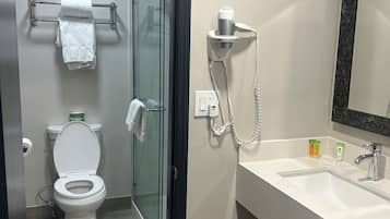 Deluxe kamer, 1 kingsize bed, niet-roken, koelkast en magnetron | Badkamer | Een douche, een regendouche, een haardroger, handdoeken