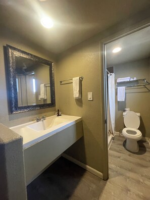 Shower, rainfall showerhead, hair dryer, towels - INN ON 66 (Flagstaff)