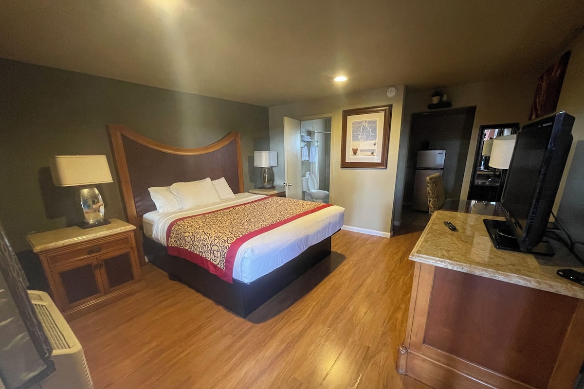 Deluxe Room, 1 King Bed, Non Smoking, Refrigerator & Microwave | Egyptian cotton sheets, premium bedding, down comforters